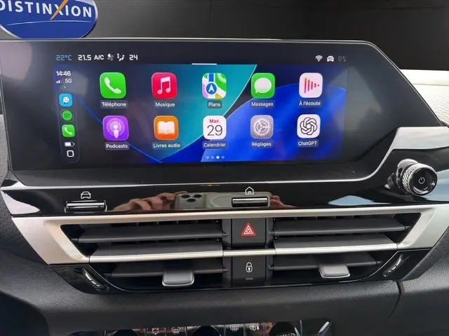 Écran tactile central 10 pouces de la Citroën C4 hybride 2025, affichant Apple CarPlay avec interface colorée.