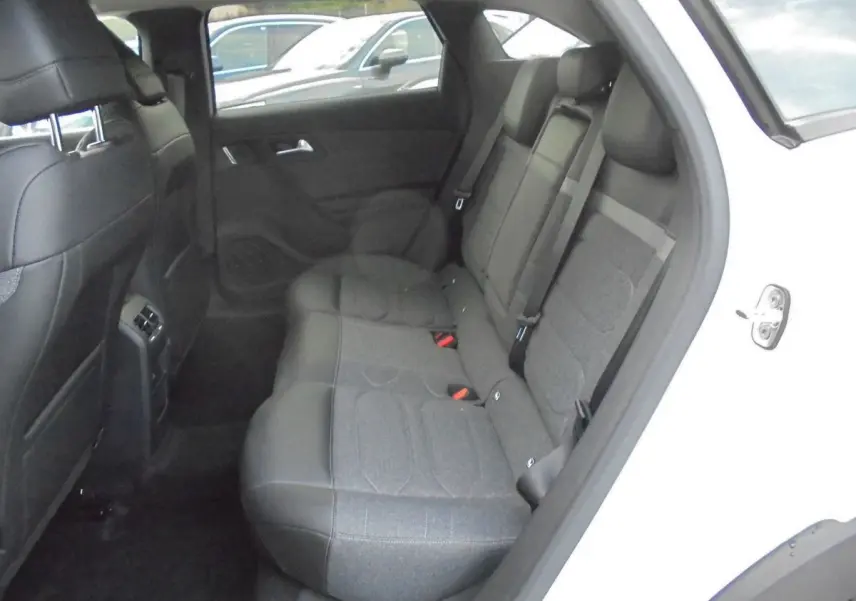 Vue intérieure côté droit sur les sièges arrière en tissu et cuir d'une Citroën C5 X blanc nacré 2022.