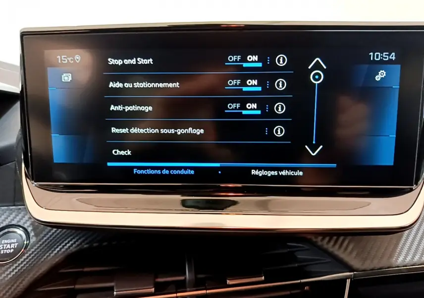 Écran tactile central de la Peugeot 208 gris foncé, affichant les réglages d’aide à la conduite, vue intérieure frontale.