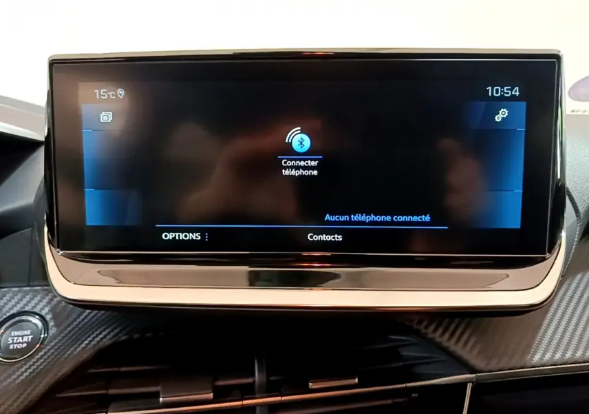 Écran tactile central 10 pouces du tableau de bord de la Peugeot 208 gris foncé, avec bouton démarrage visible.