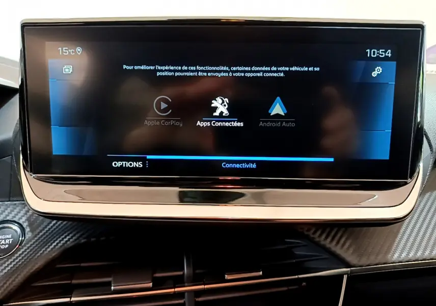 Écran tactile central affichant les options Apple CarPlay et Android Auto dans l’habitacle d’une Peugeot 208 gris foncé.