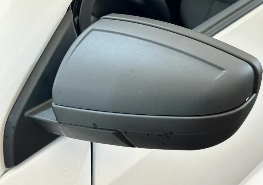 Gros plan sur le rétroviseur extérieur côté gauche avec caméra, sur une Aixam Minauto E Access blanche 2025.