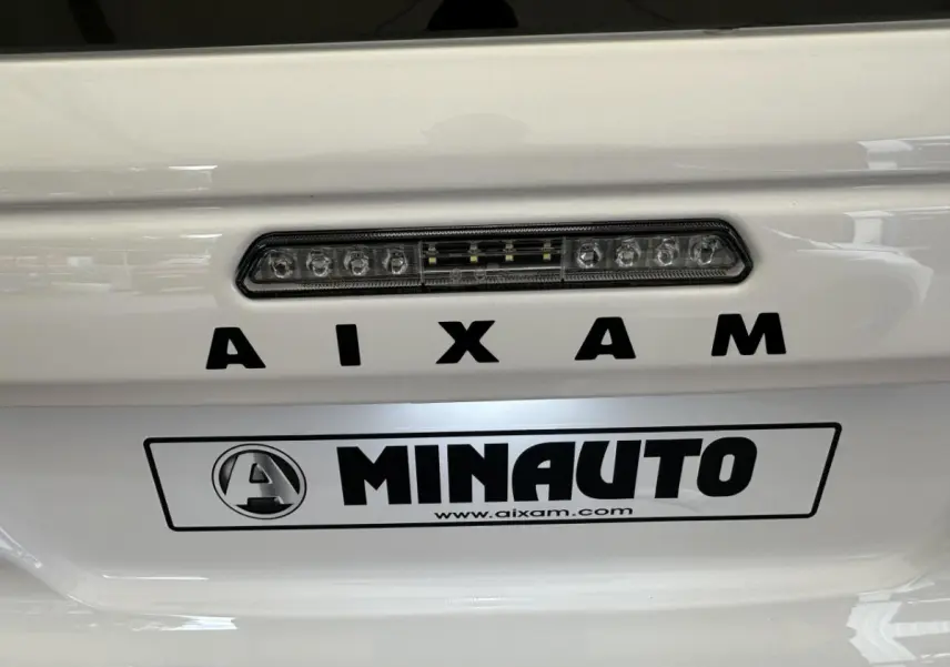 Gros plan sur l'arrière blanc de l'Aixam Minauto E Access 2025 avec son feu stop LED et logo distinctif.