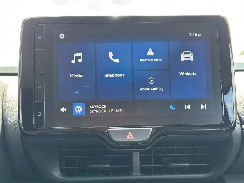 Écran tactile central de la Toyota Yaris 116h Dynamic 2025 affichant les options médias, téléphone et Android Auto.