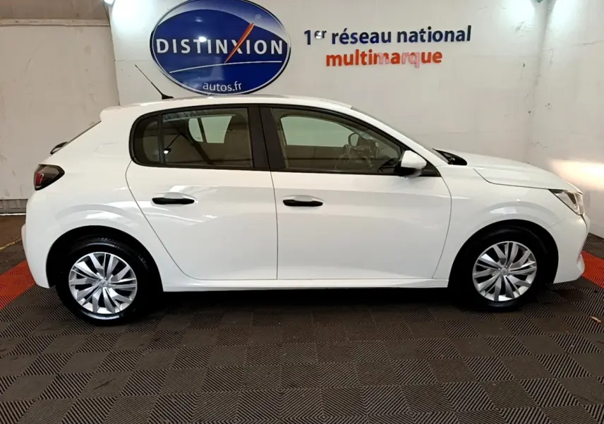 Peugeot 208 blanche vue de profil côté gauche, avec jantes alliage et rétroviseurs blancs en intérieur showroom.