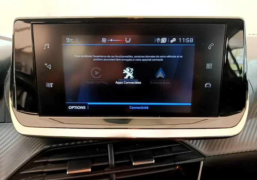 Écran tactile central noir affichant les options Apple CarPlay et Android Auto dans l'habitacle d'une Peugeot 208.