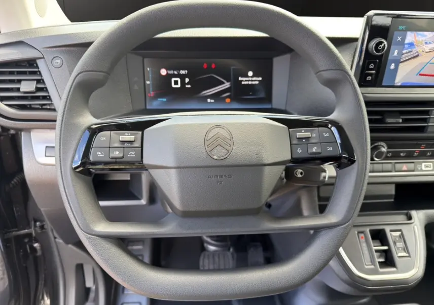 Vue rapprochée du volant multifonctions noir du Citroën Jumpy 2026 avec tableau de bord numérique et écran central tactile.