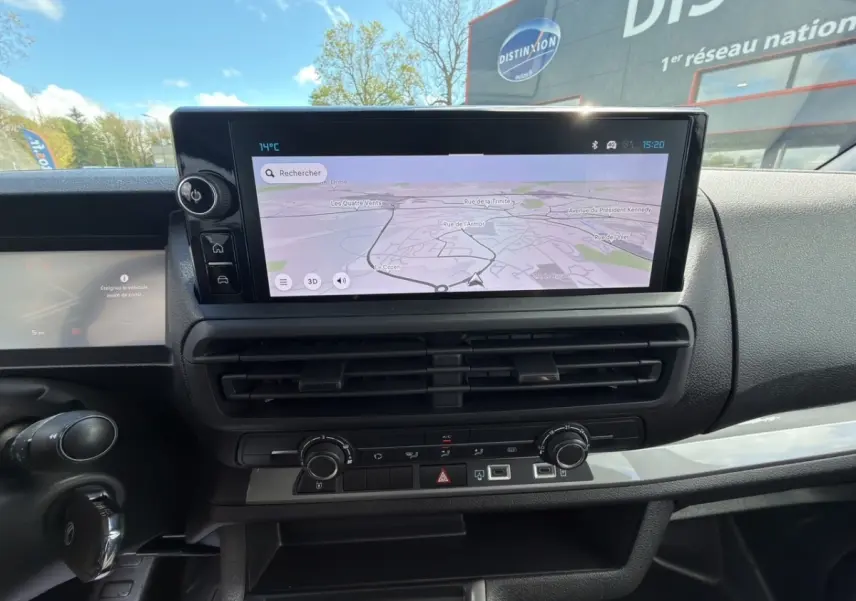 Vue intérieure du tableau de bord du Citroën Jumpy 2026 avec écran tactile de navigation et commandes de climatisation.