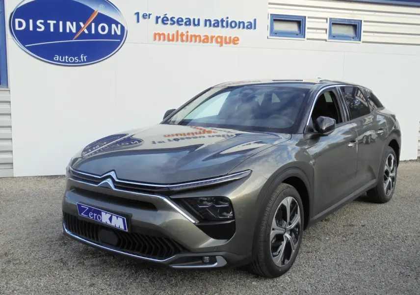 Citroën C5 X gris platinium métal en 3/4 avant droit, avec calandre distinctive et jantes modernes.