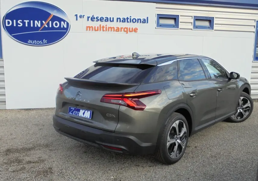 Citroën C5 X gris platinium métal en 3/4 arrière droit, avec feux arrière LED et jantes alliage 19 pouces.