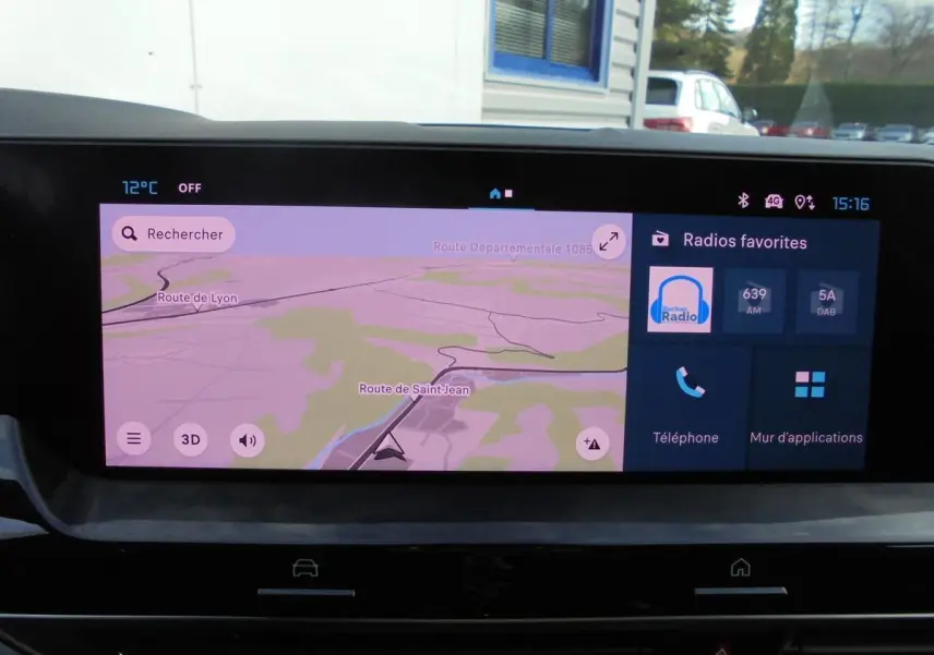 Écran tactile central du tableau de bord du Citroën C5 X 2022 affichant la navigation et les radios favorites.
