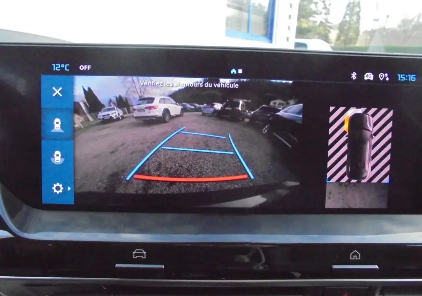 Écran multimédia montrant la caméra de recul avec vue arrière et lignes de guidage sur un Citroën C5 X gris platinium.