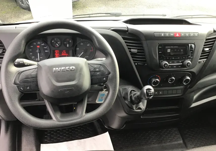 Vue intérieure du tableau de bord et volant IVECO DAILY FOURGON 2022 avec boîte manuelle et commandes au volant visibles.