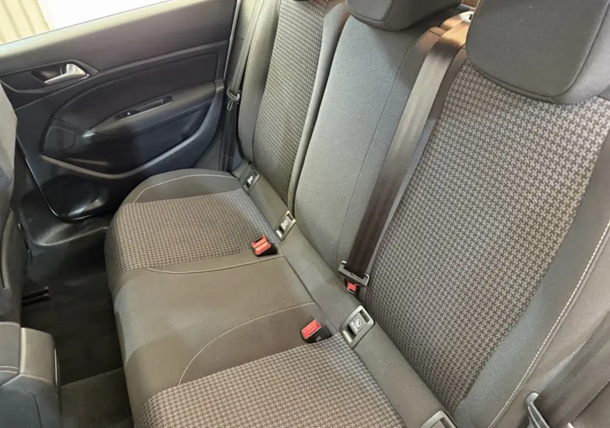 Banquette arrière en tissu gris à motifs, vue côté gauche dans une Peugeot 308 blanche de 2021.