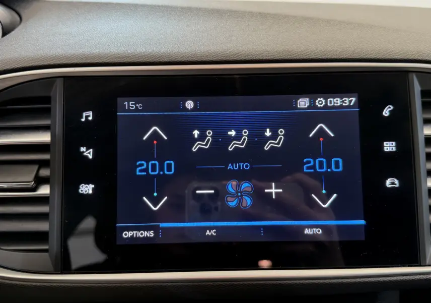 Écran tactile central de la Peugeot 308 blanc affichant la climatisation bi-zone réglée à 20°C en mode automatique