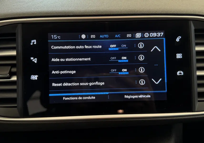 Écran tactile central de la Peugeot 308 blanc 2021 affichant les réglages d’aide à la conduite et sécurité.