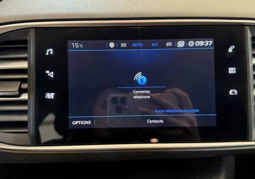 Écran tactile central de la Peugeot 308 2021 affichant la connexion Bluetooth et la température intérieure à 15°C.