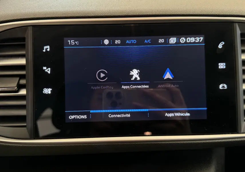 Écran tactile central de la Peugeot 308 2021 affichant les options Apple CarPlay et Android Auto dans l'habitacle beige.