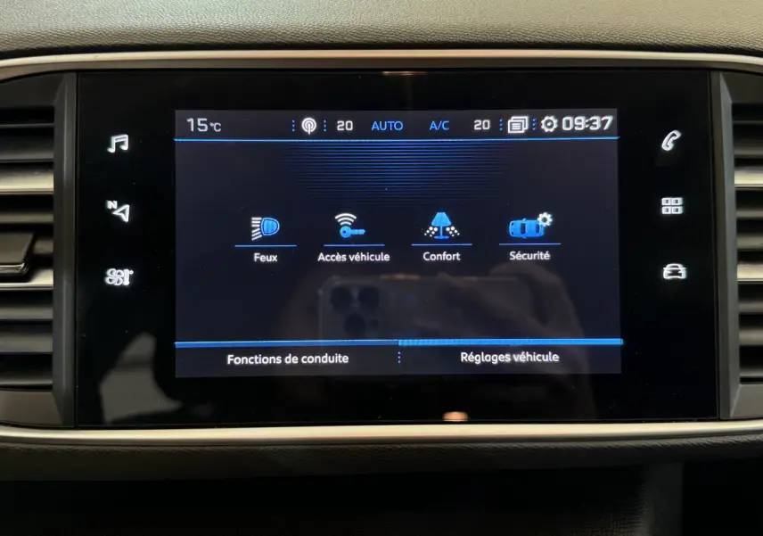 Écran tactile central de la Peugeot 308 2021 affichant les menus Feux, Accès véhicule, Confort et Sécurité.