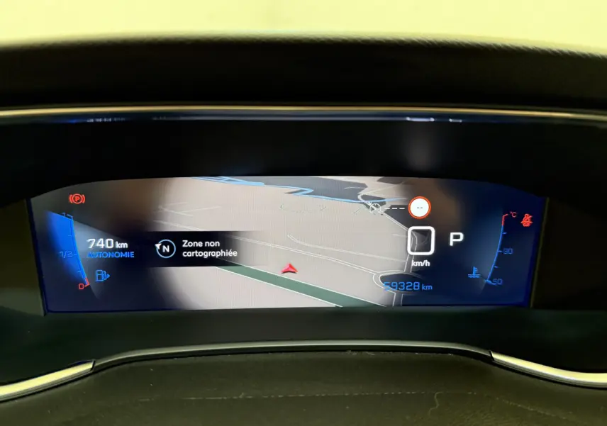 Affichage numérique du tableau de bord de la Peugeot 308 2021 montrant la navigation et l'autonomie restante.