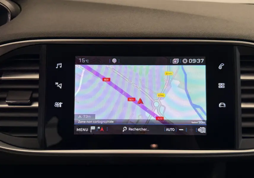 Écran tactile central du tableau de bord de la Peugeot 308 affichant la navigation GPS en intérieur noir.