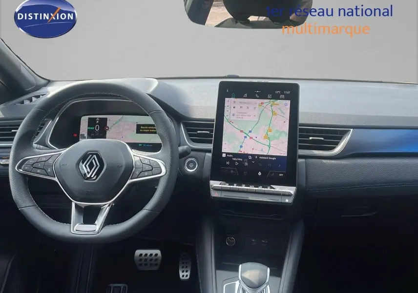 Vue intérieure du tableau de bord du Renault Captur E-Tech hybride 2025, avec écran tactile central et volant multifonction.