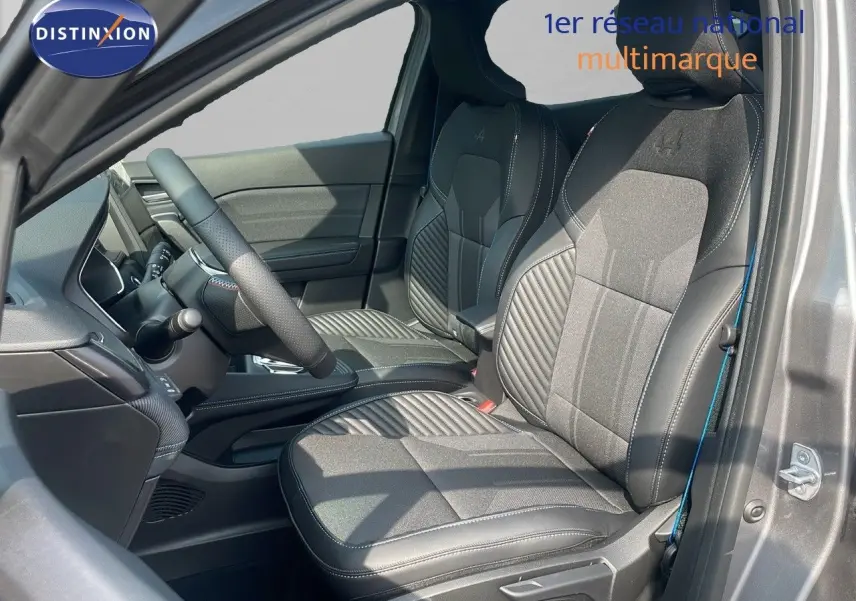Intérieur avant droit du Renault Captur E-Tech gris Cassiopée, sièges noirs avec logo Alpine brodé sur appuie-tête.