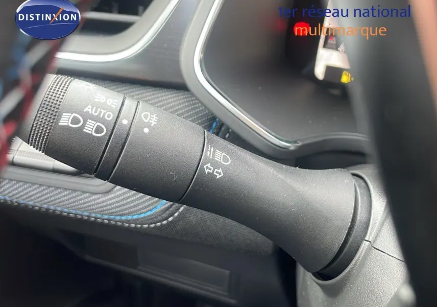 Gros plan sur la commande des phares et clignotants à gauche du volant du Renault Captur gris Cassiopée 2025.