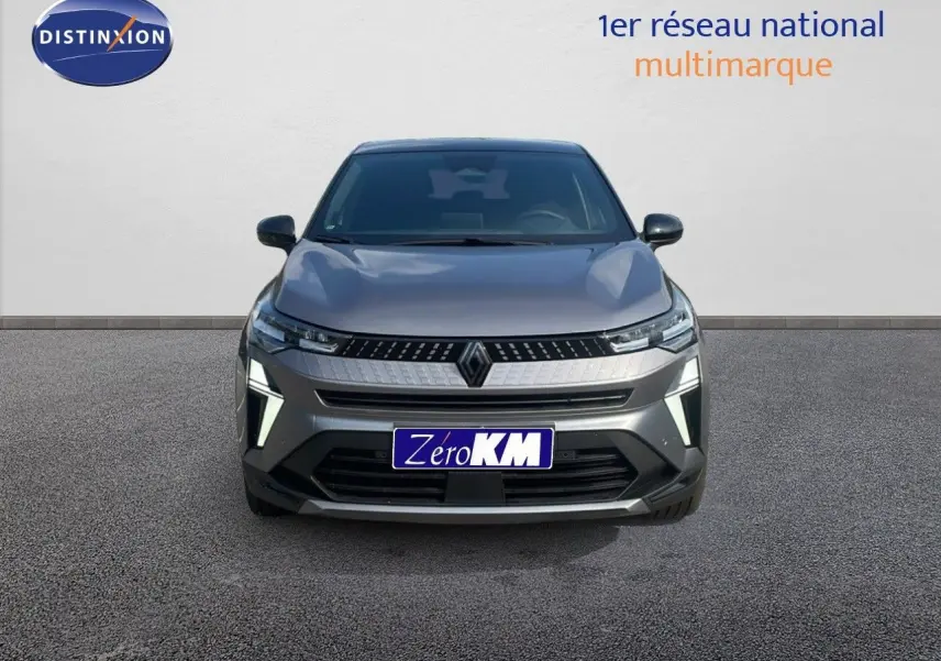 Vue frontale d'un Renault Captur E-Tech hybride gris Cassiopée avec toit noir, éclairage LED distinctif allumé.