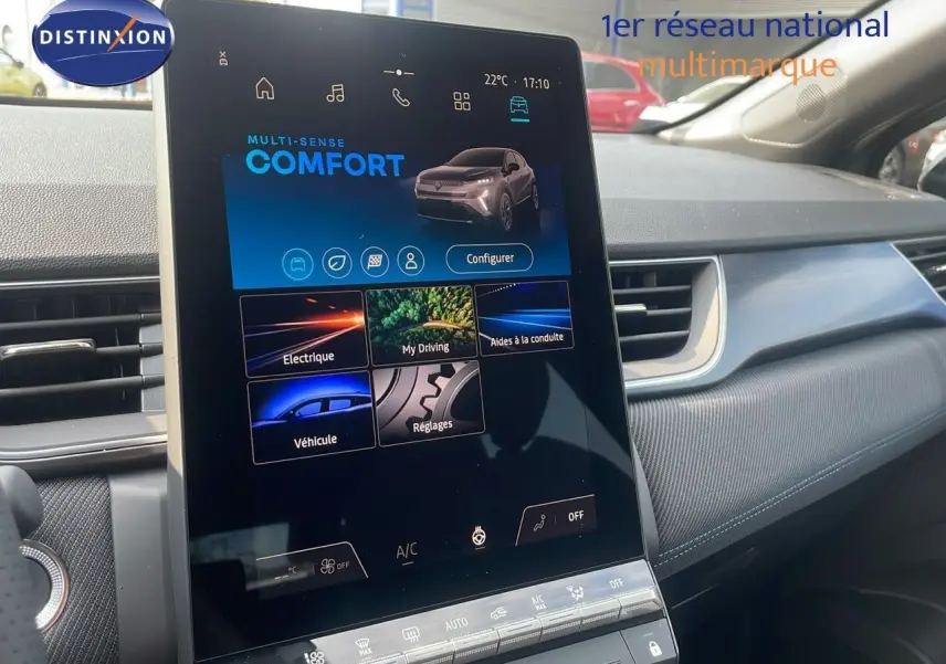 Écran tactile central du tableau de bord du Renault Captur E-Tech gris cassiopée, ambiance intérieure moderne et épurée.