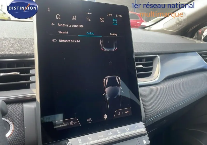 Écran tactile central affichant les aides à la conduite dans l'habitacle du Renault Captur gris cassiopée toit noir.