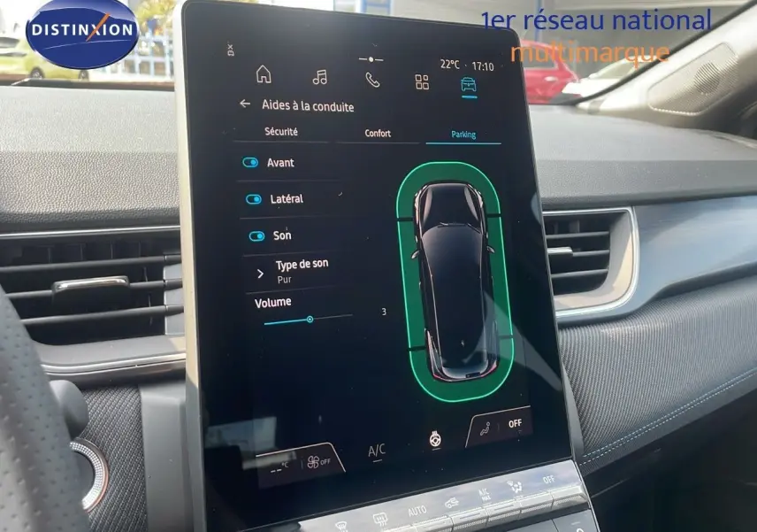 Écran tactile central du tableau de bord du Renault Captur E-Tech gris Cassiopée, affichant les aides à la conduite.