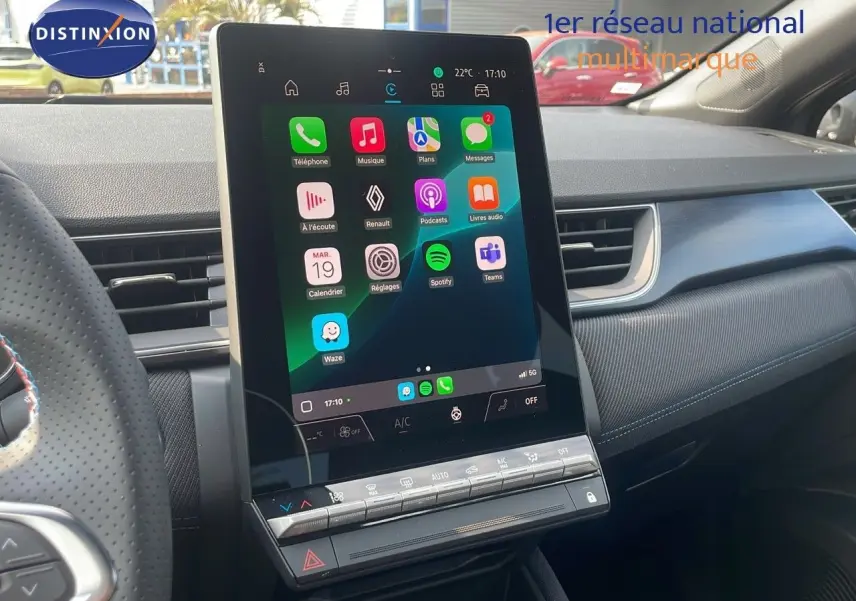 Écran tactile central du tableau de bord du Renault Captur E-Tech gris cassiopée, avec interface connectée visible.