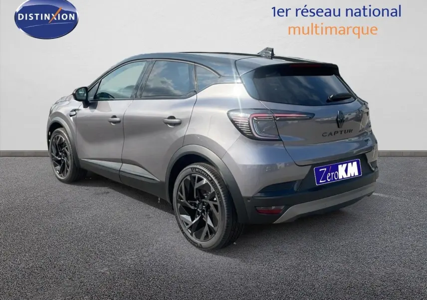 Renault Captur E-Tech hybride gris Cassiopée métal avec toit noir, vue 3/4 arrière côté gauche, jantes noires.