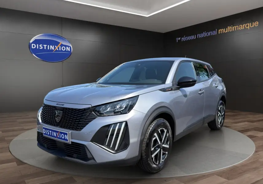 Peugeot 2008 Hybrid gris clair vue 3/4 avant droit, calandre noire et phares LED distinctifs.