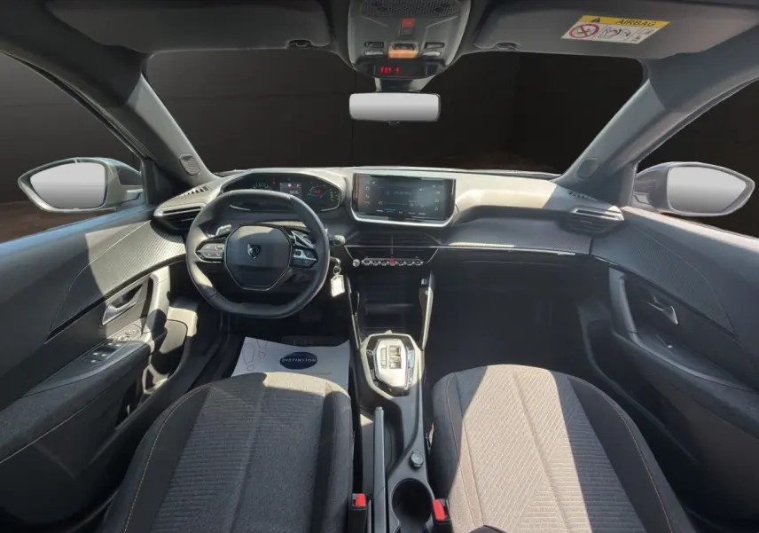 Vue intérieure avant du Peugeot 2008 Hybrid 145 e-DCS6 Style, volant cuir multifonctions et écran tactile central.