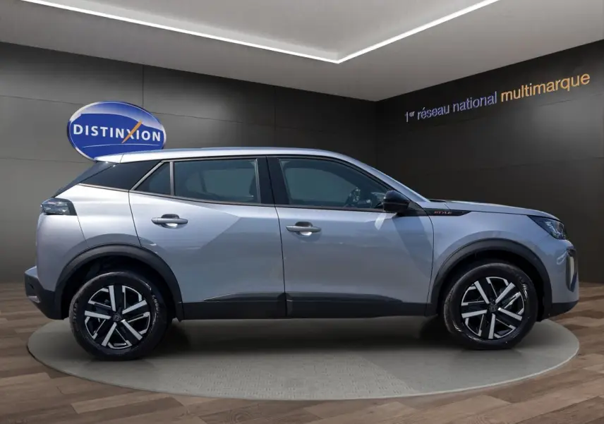 Peugeot 2008 Hybrid 145 e-DCS6 STYLE gris clair vue de profil côté gauche en intérieur showroom.