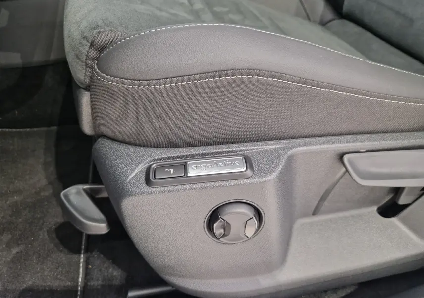 Détail du réglage de siège ergoActive en tissu noir sur Volkswagen T-Roc gris Indium Metal, côté gauche.