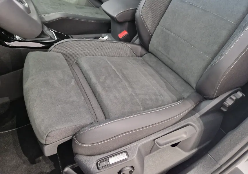 Gros plan sur le siège conducteur gris noir en tissu et cuir du Volkswagen T-Roc 2025, version R-Line Edition.