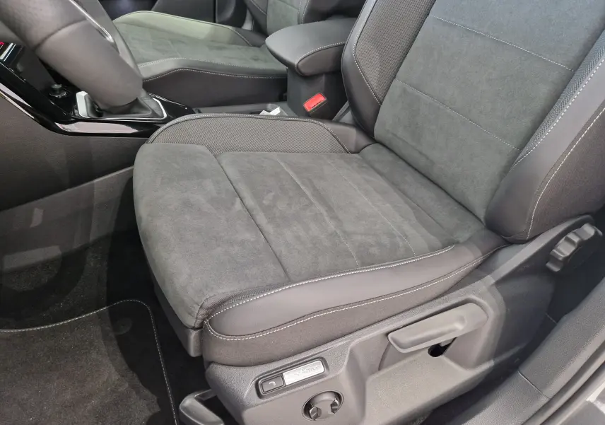 Gros plan sur le siège avant droit gris noir en tissu et cuir du Volkswagen T-Roc 2025 finition R-Line Edition.