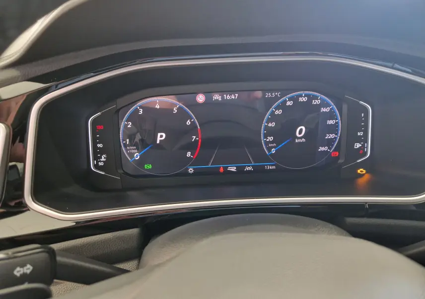 Tableau de bord numérique du Volkswagen T-Roc 2025 affichant vitesse, régime moteur et alertes, vue frontale intérieure.