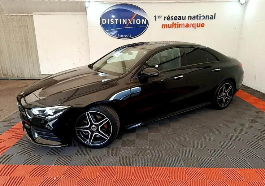 Mercedes CLA 200 d AMG Line noir vue de profil côté gauche, avec jantes alliage distinctives et vitres teintées.