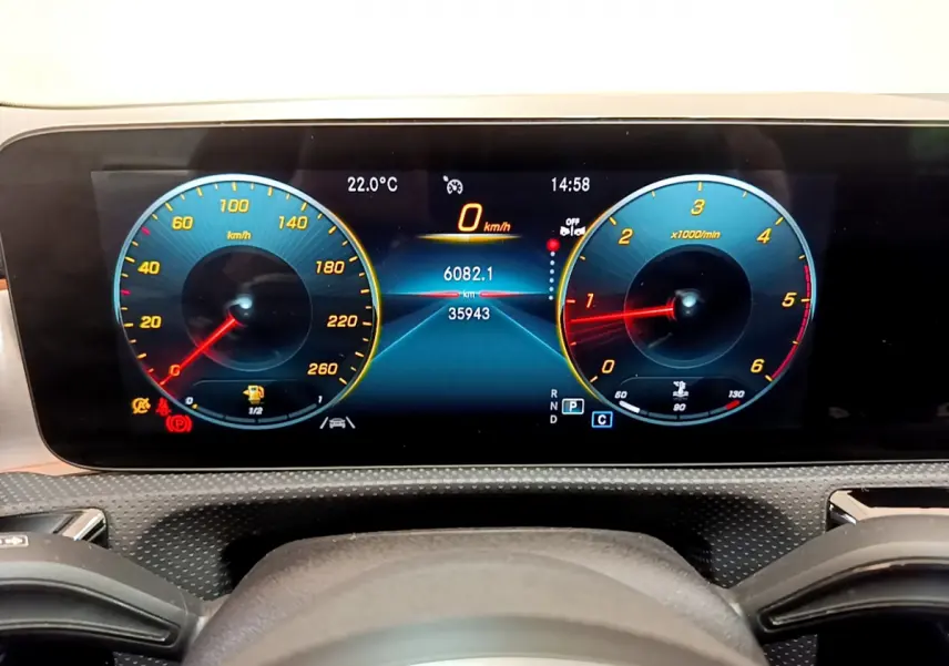 Tableau de bord numérique de Mercedes CLA 200 d AMG Line 2021, affichage vitesse et compte-tours lumineux.