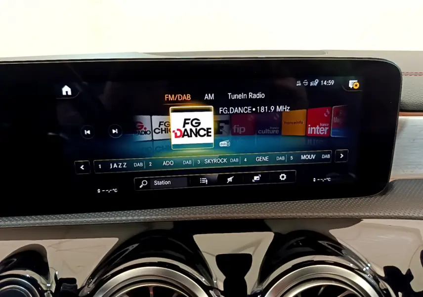 Écran tactile central affichant la radio FM/DAB dans l'habitacle noir du Mercedes CLA 200 d AMG Line 2021.