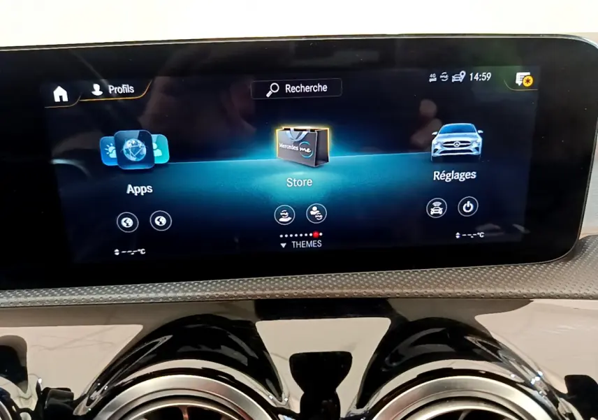 Écran tactile central du tableau de bord de la Mercedes CLA 200 d AMG Line 2021 avec interface Mercedes me.