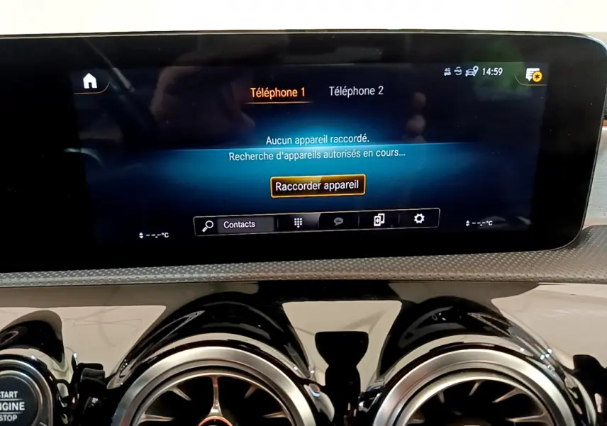 Écran tactile central affichant la connexion Bluetooth dans l'habitacle noir du Mercedes CLA 200 d AMG Line 2021.