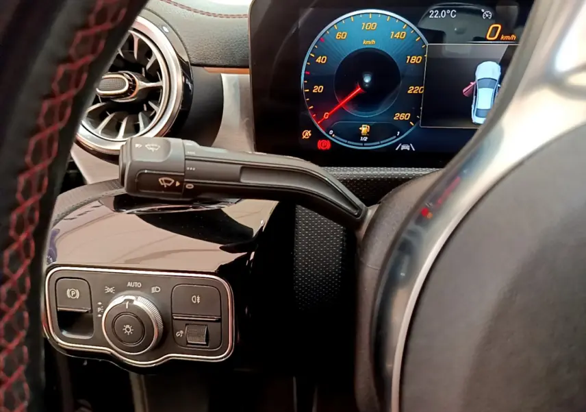 Détail du tableau de bord noir de la Mercedes CLA 200 d AMG Line 2021 avec affichage digital et commandes lumineuses.