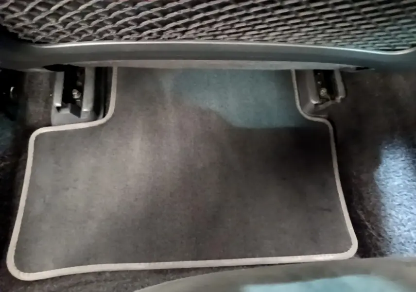 Tapis de sol noir sous le siège avant droit d'une Mercedes CLA 200 d AMG Line 2021.