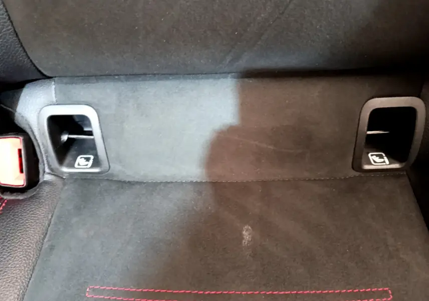 Gros plan sur la banquette arrière noire de la Mercedes CLA 200 d AMG Line avec fixations Isofix visibles.