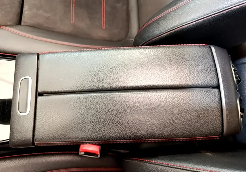 Accoudoir central en cuir noir avec surpiqûres rouges dans l'habitacle d'une Mercedes CLA 200 d AMG Line 2021